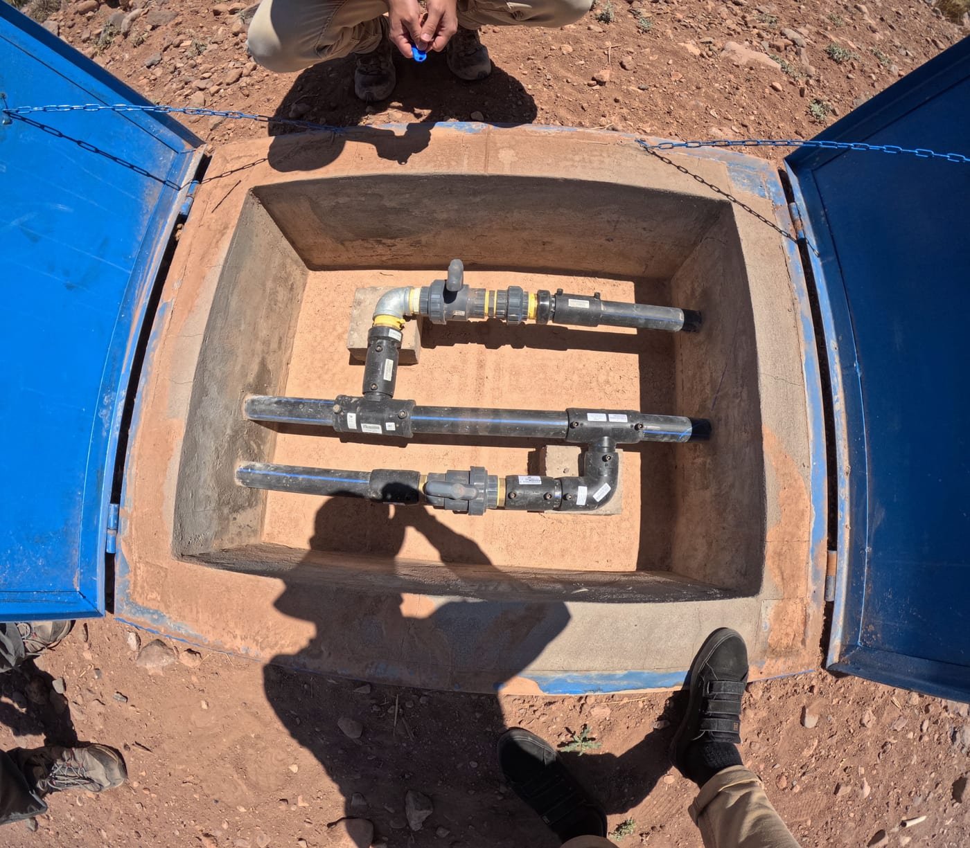 Interior de cámara con válvulas y tuberías de agua, obras sanitarias Ara-Chile