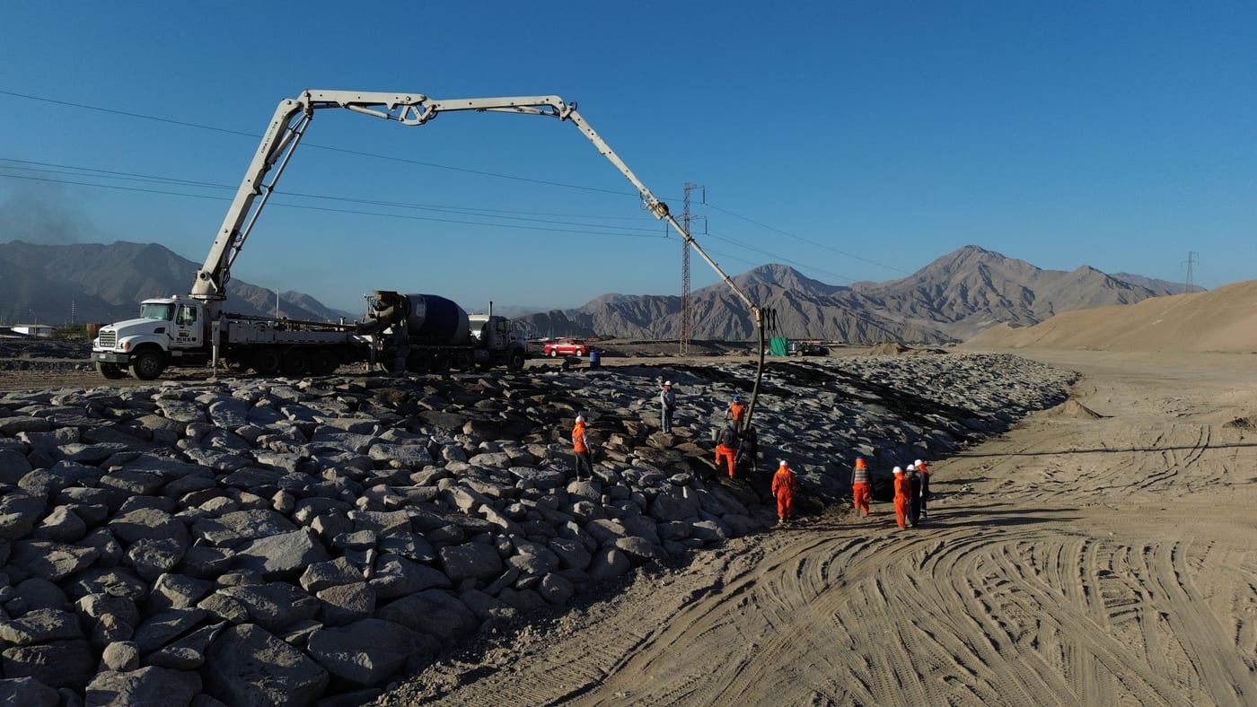 Camión con bomba pluma distribuyendo concreto en obra, Valle del Choapa