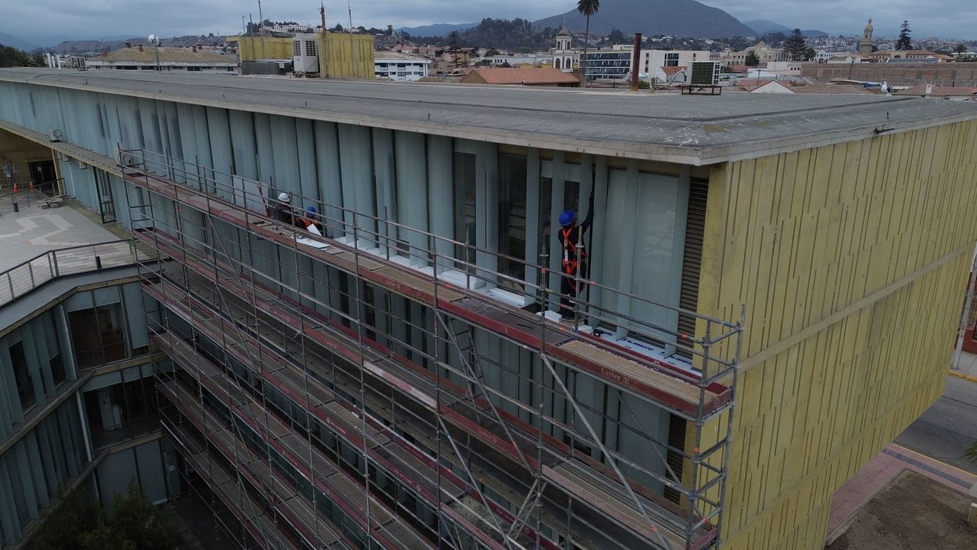 Edificio de varios pisos en construcción con andamiaje exterior