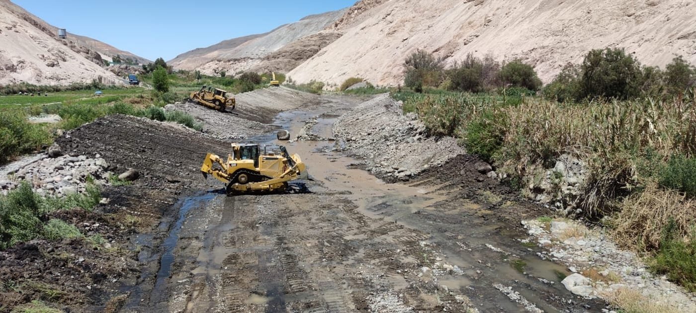 Excavadora operando en terreno con agua y lodo, movimiento de tierra Choapa