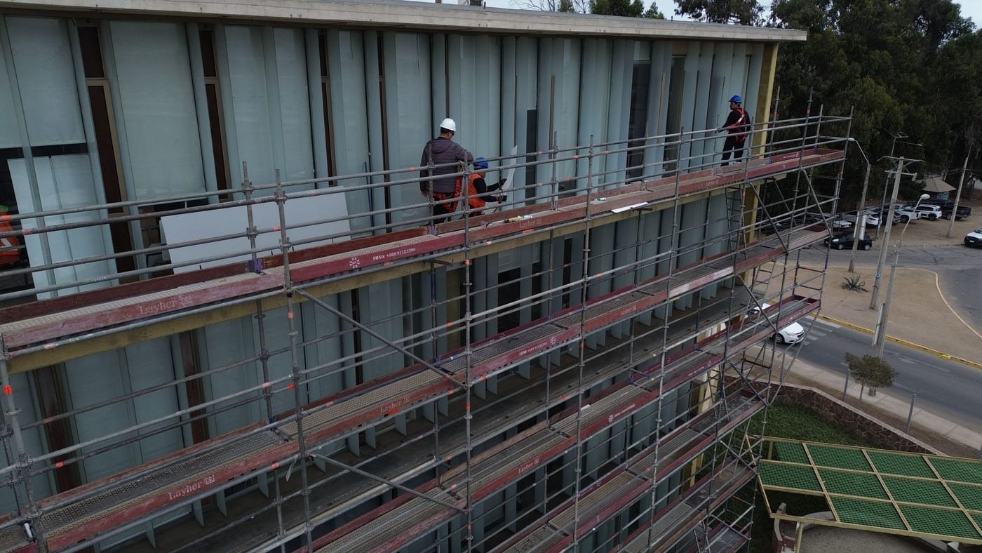 Detalle de fachada de edificio en construcción con andamios