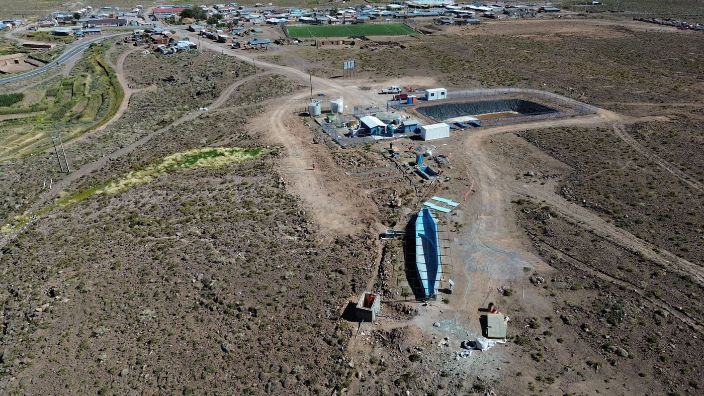 Vista aérea panorámica de instalación en terreno árido, Región de Coquimbo